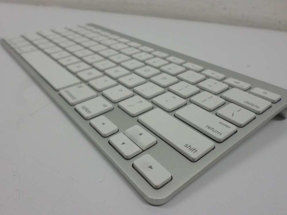 Apple A1314 Wireless Keyboard - Silver