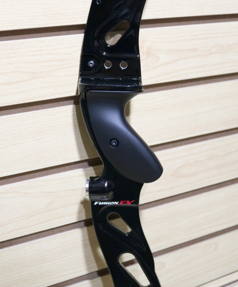 Epic Fusion EX Riser / Pinnacle Ascent Maple Core Bow / RH / BCY D97 String