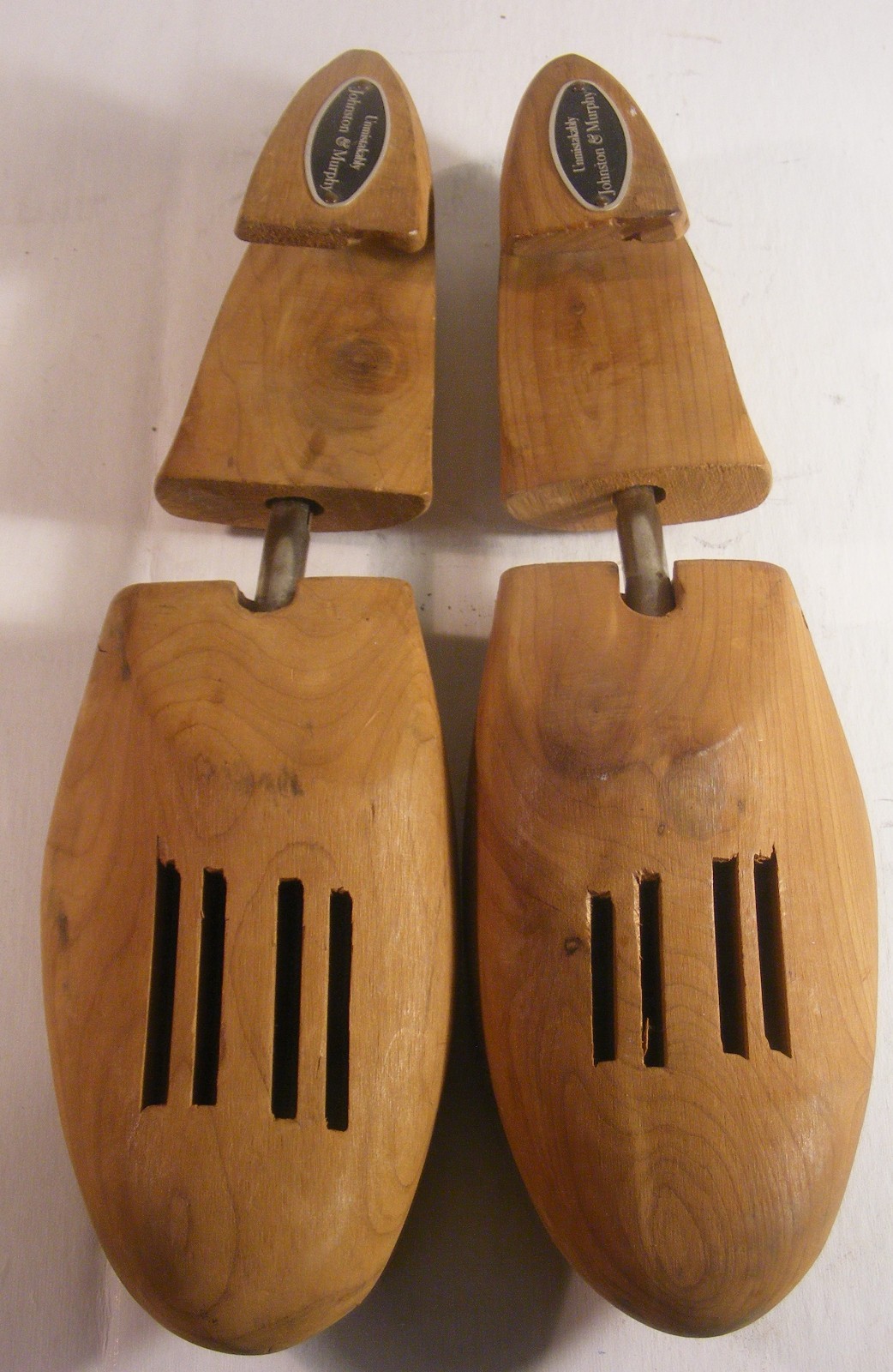 2 PAIRS JOHNSTON & MURPHY SIZE MEDIUM CEDAR SHOE TREES STRETCHERS