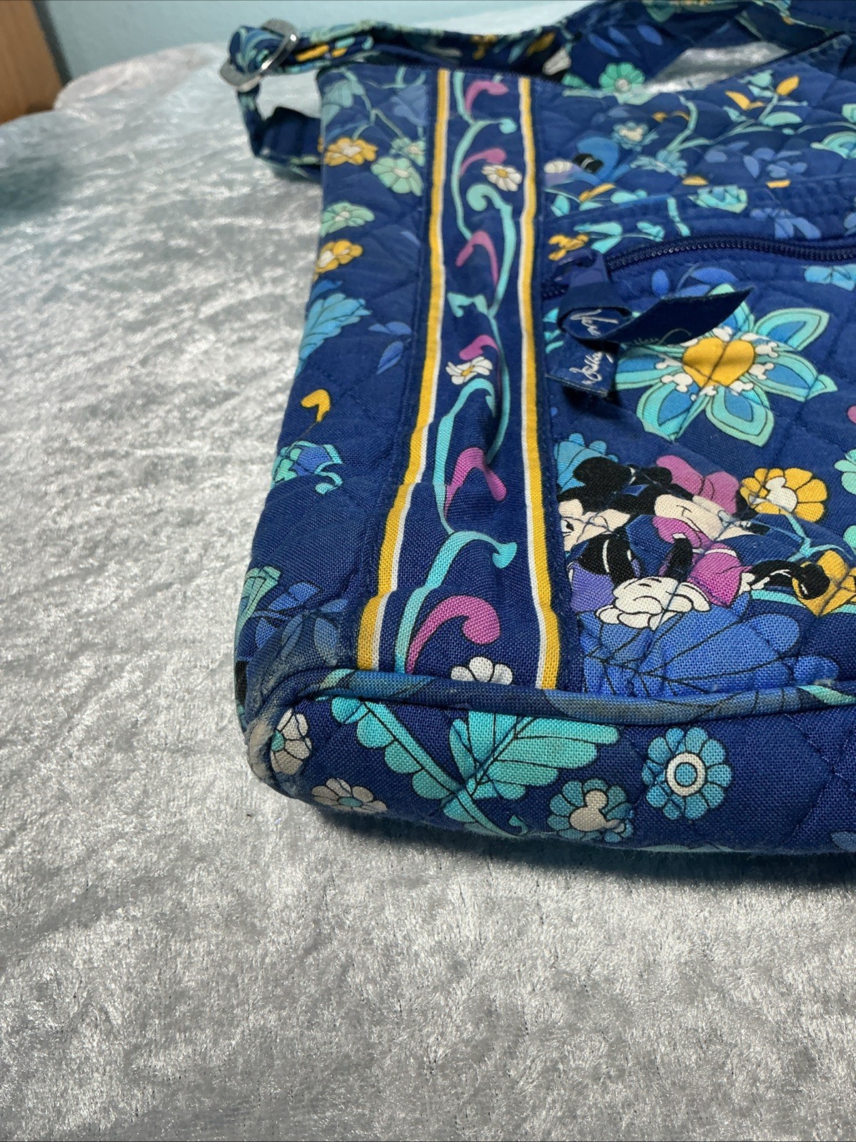 Disney Parks Vera Bradley Quilted Minnie Mouse Crossbody Zippered Bag Purse