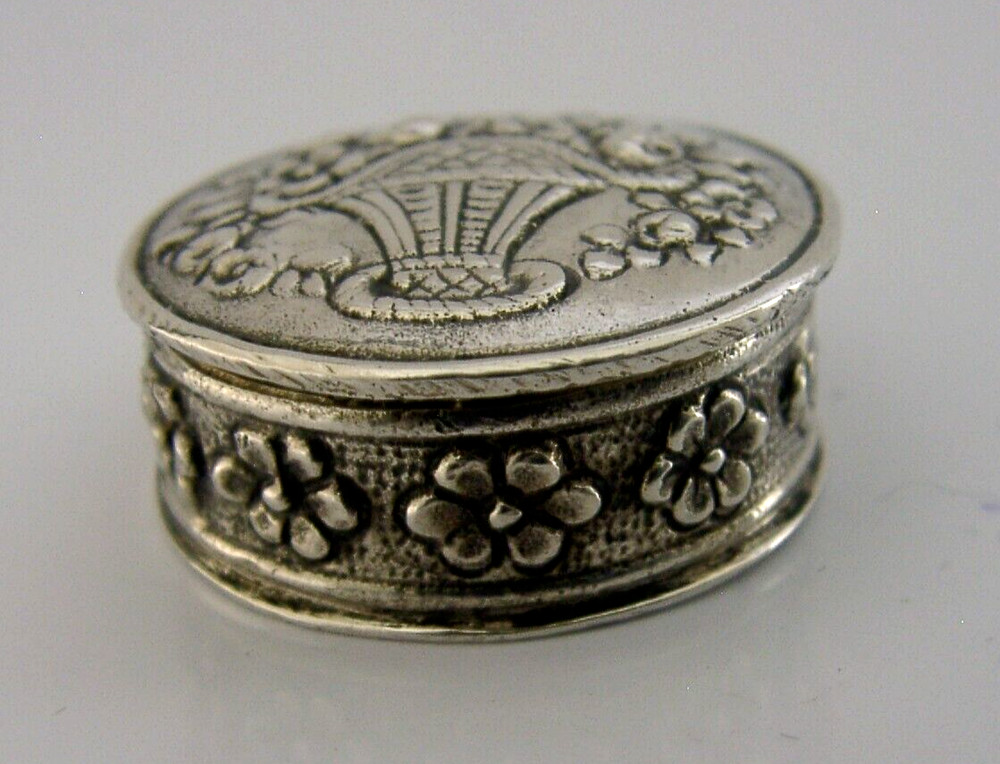 PRETTY GERMAN SOLID STERLING SILVER PILL BOX c1950