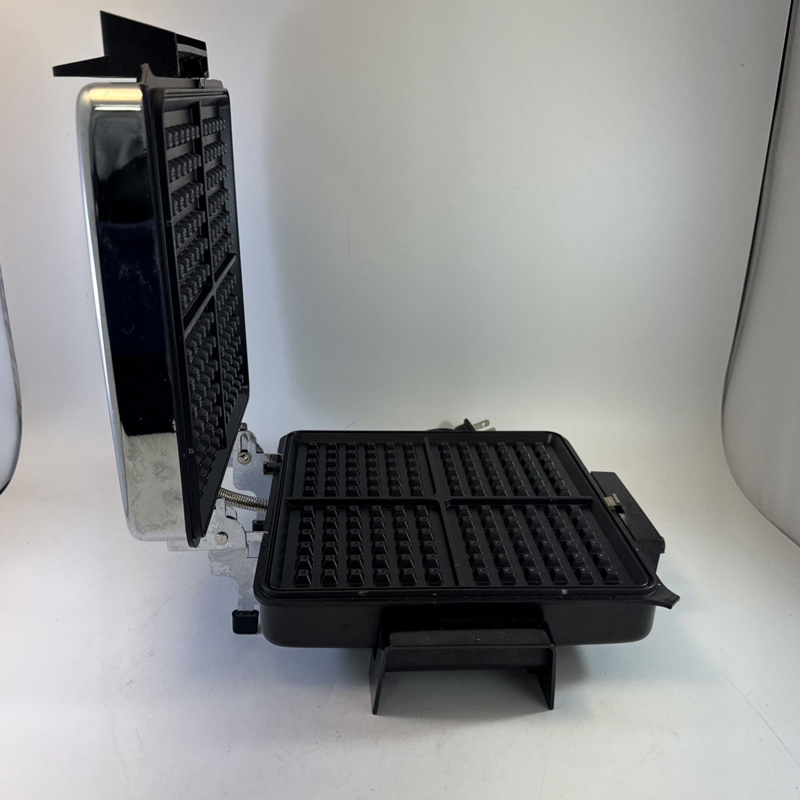 Magic Chef FastBake Waffle Maker M420 4 Square Style Adjustable Temp Iron