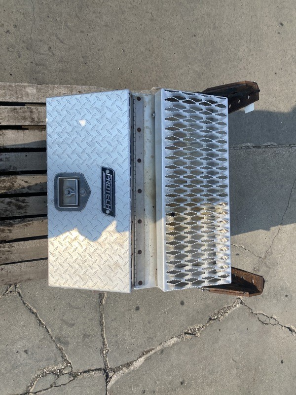 2014 Freightliner Cascadia Tool Box (693-10256)