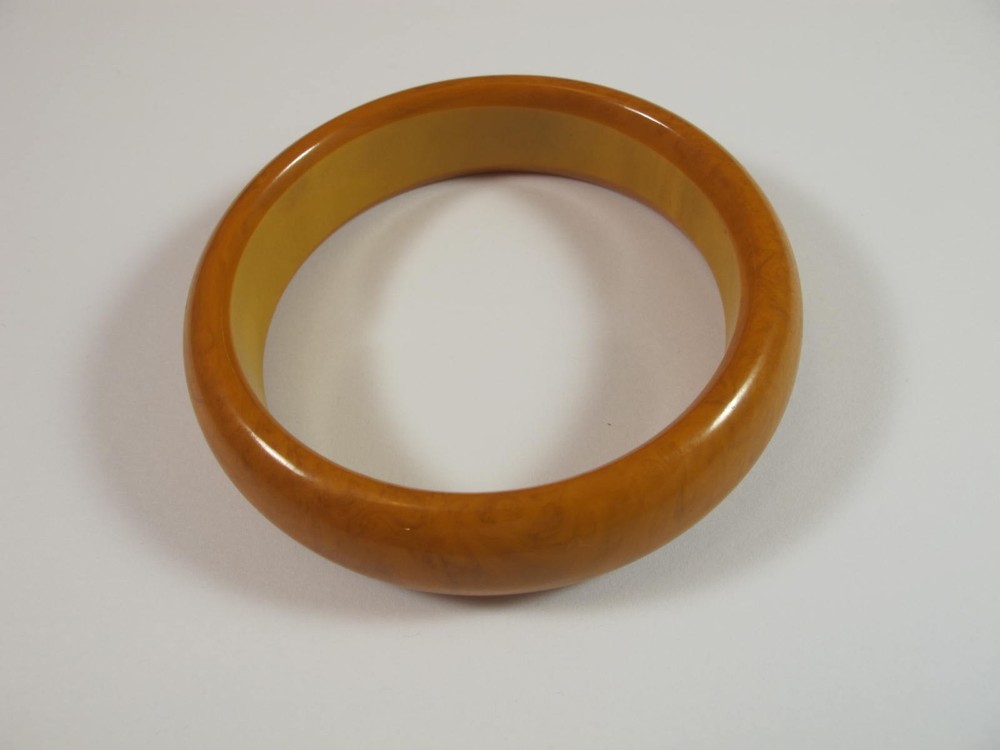 BUTTERSCOTCH VINTAGE BAKELITE BANGLE BRACELET