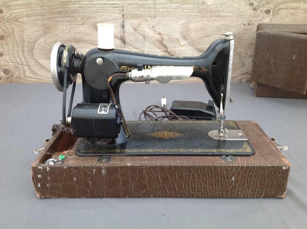 Vintage Singer Sewing Machine in Case