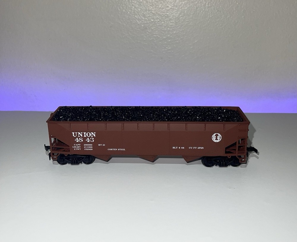 Roundhouse HO 3 bay offset hopper— Union #4843 with load