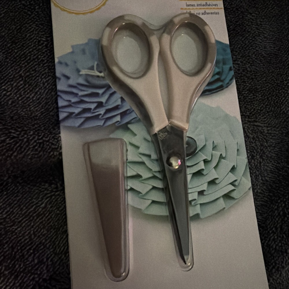 EK Tools Small Precision Sissors With Safety Cover NEW