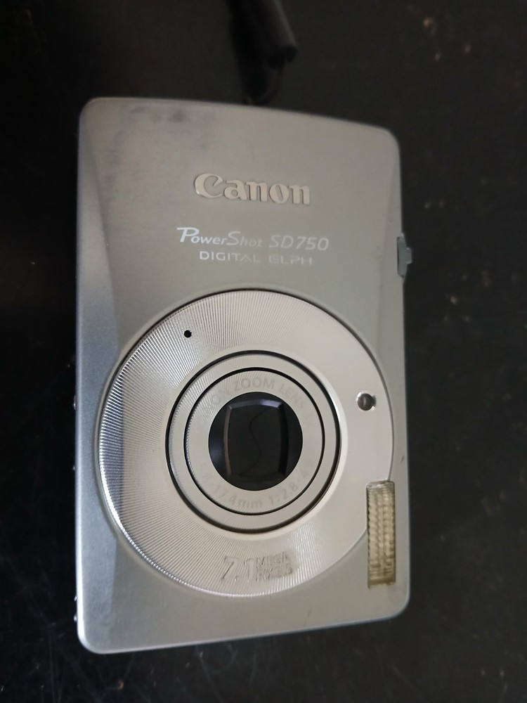Canon PowerShot SD750 Digital Elph Camera