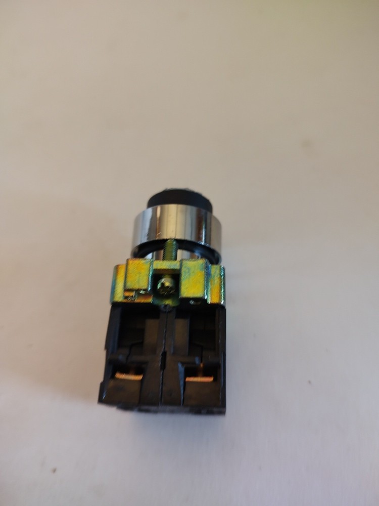 XB2-BG33 Maintained Key 2N/O Select Selector Switch 3-Positions Captive