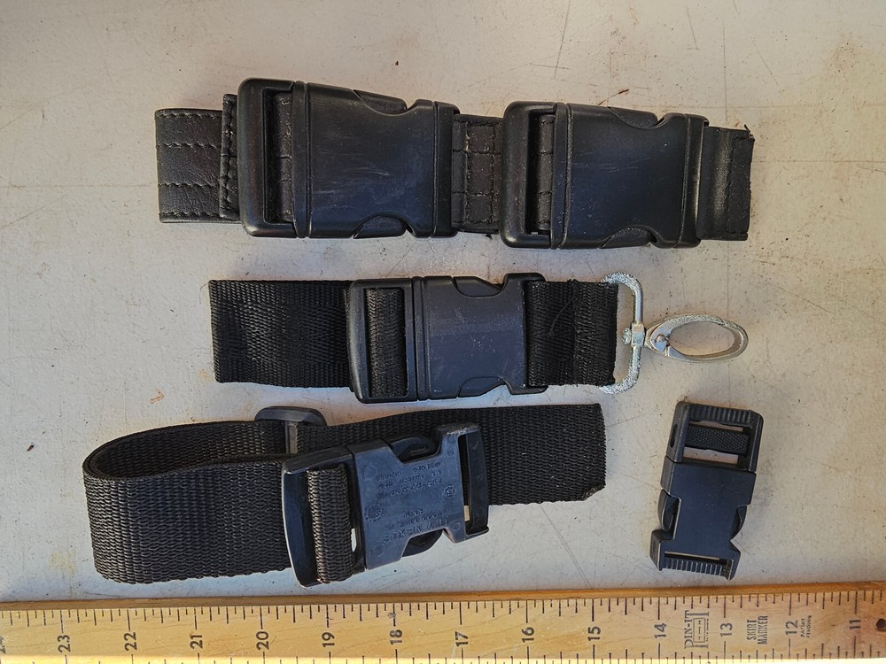 24LL87 ASSORTED NYLON STRAP HARDWARE, INCLUDES (5) DISCONNECTS, MOSTLY 1.5", GC
