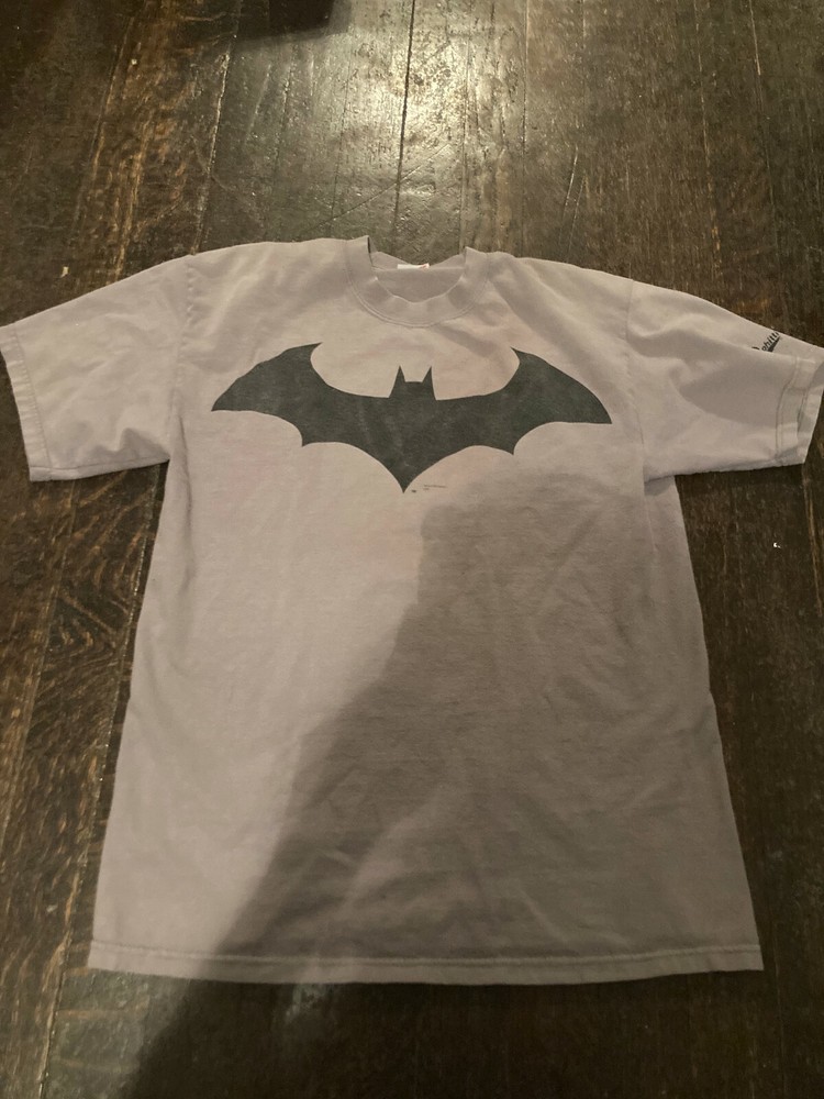 batman graphitti shirt medium
