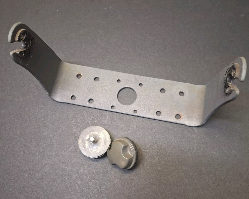 Lowrance Mounting Bracket Plus Knobs LCX 18c 19c 15mt 17m