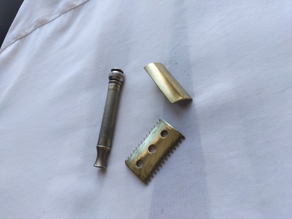 Gillette Old Type Open Comb DE Safety Razor Gold Tone (No Date Code)