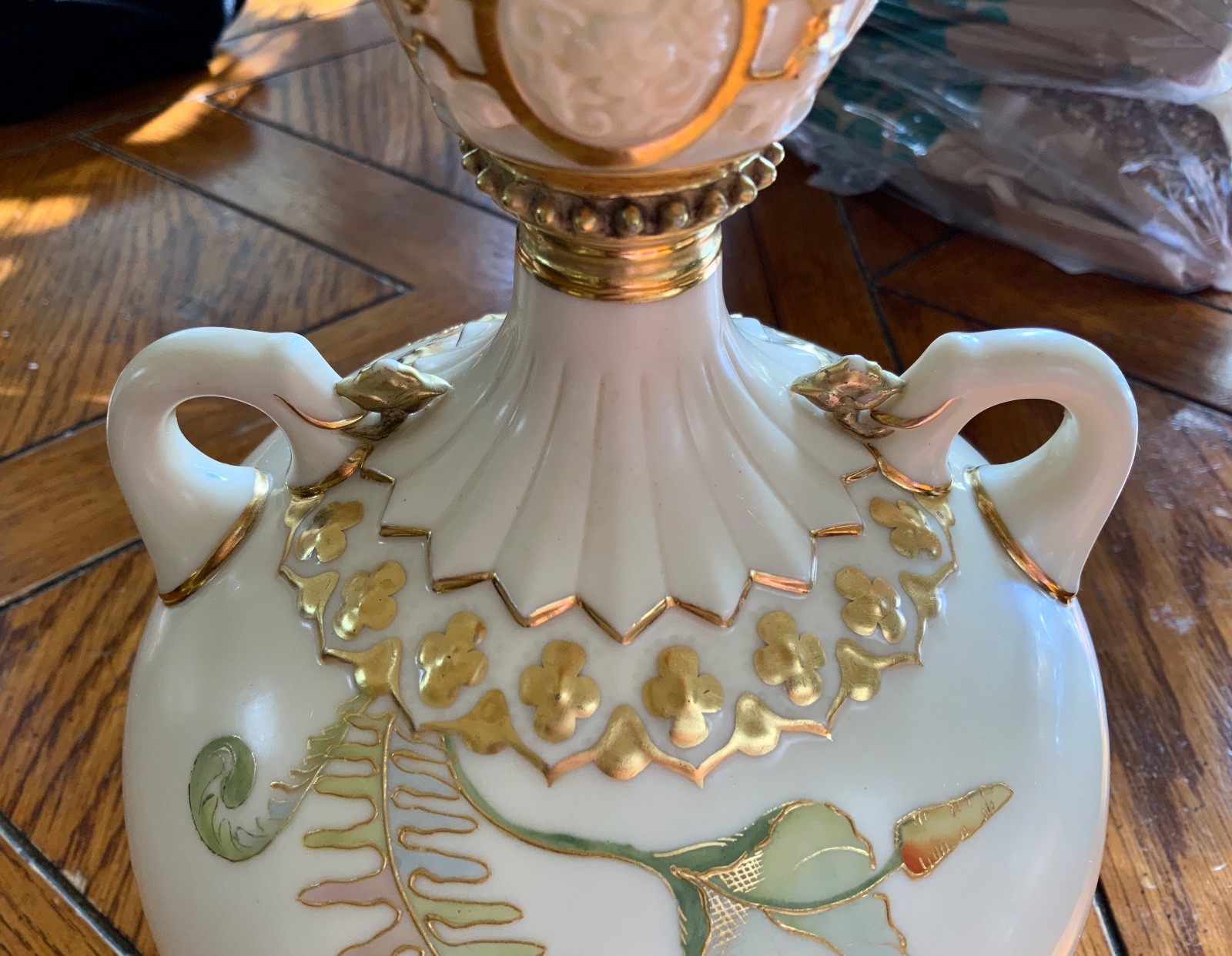 ANTIQUE ROYAL WORCESTER GILT & PAINTED HANDLED VASE C. 1884-1889 #1109 8 7/8"H