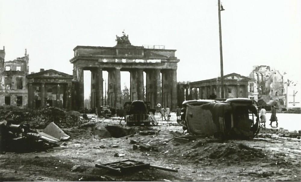 WW II German Photo    ---   Berlin 1945