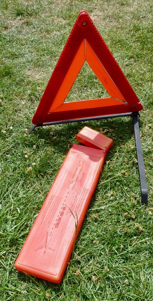 HALFORDS HAZARD WARNING TRIANGLE