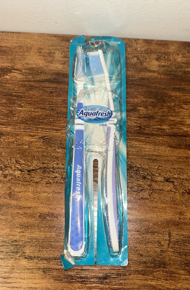 Aquafresh Medium #32 Toothbrushes 2-Pack Sealed 61674XD - Slight Pkg Damage