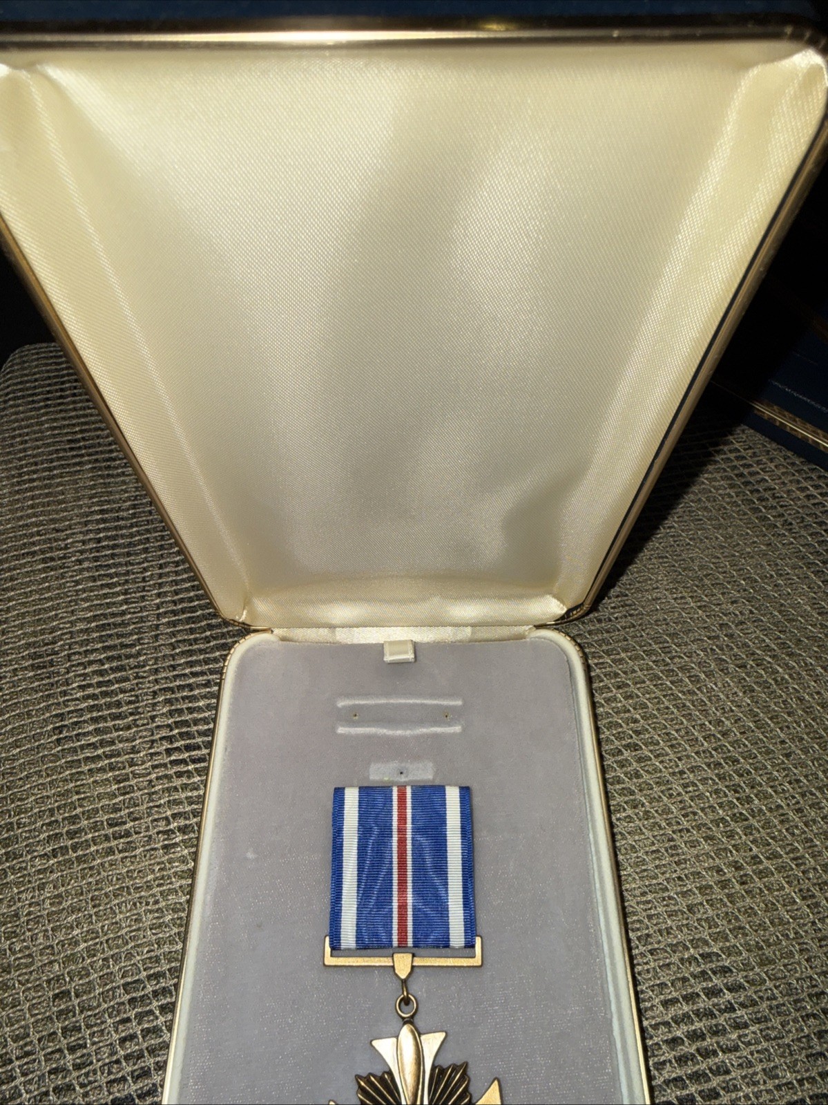 USAF Distinguished Flying Cross Medal with Coffin Case -medal & case only