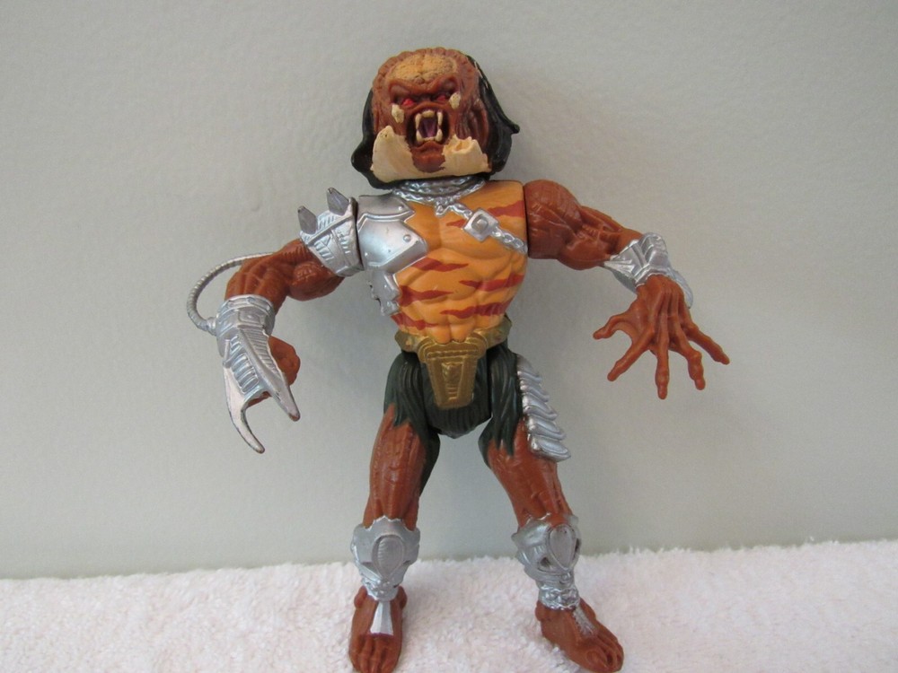CRACKED TUSK PREDATOR - 1994 ALIENS VS PREDATORS