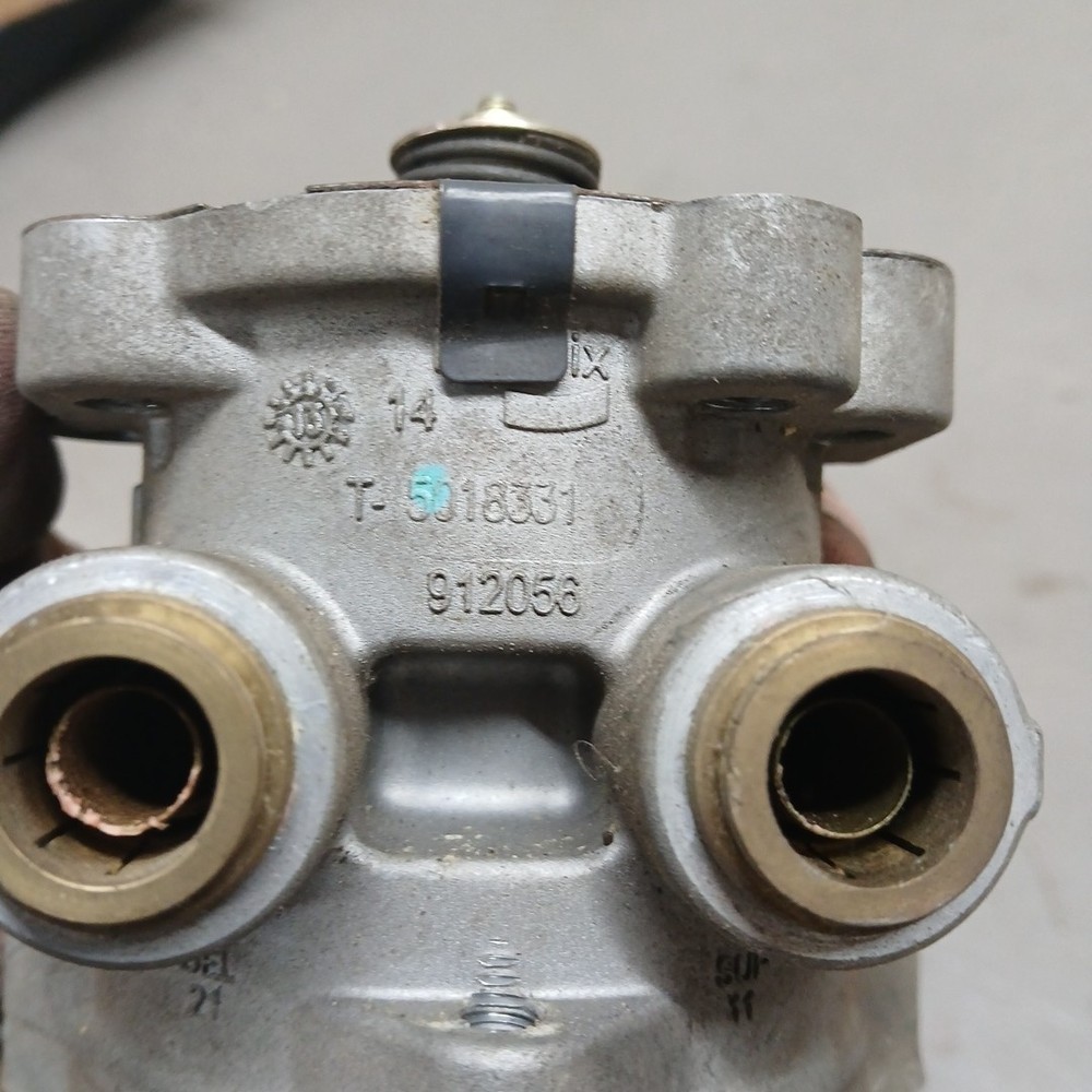 BENDIX BRAKE VALVE T 5005185 A / T 5018331 Untested