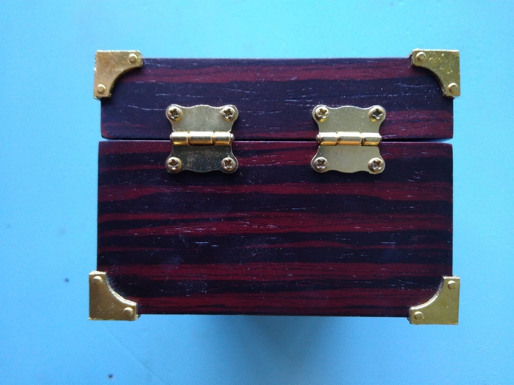 Capt. Jules' Extra-ordinary Useless Box Machine Contraption Think geek