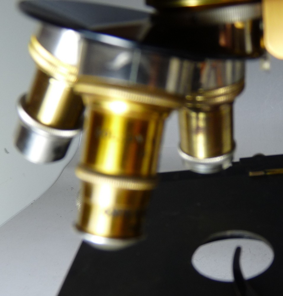 E.. LEITZ MICROSCOPE WITH CASE & LENSES 2-881