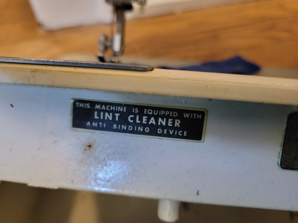 WHITE STRETCH STITCHES 940 Sewing Machine W/Pedal & Carrying Case NICE WORKS