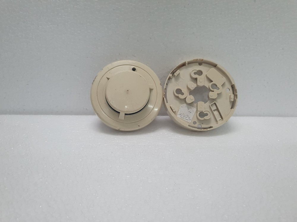 SYSTEM SENSOR 2351/EC SMOKE DETECTOR WITH BASE B401