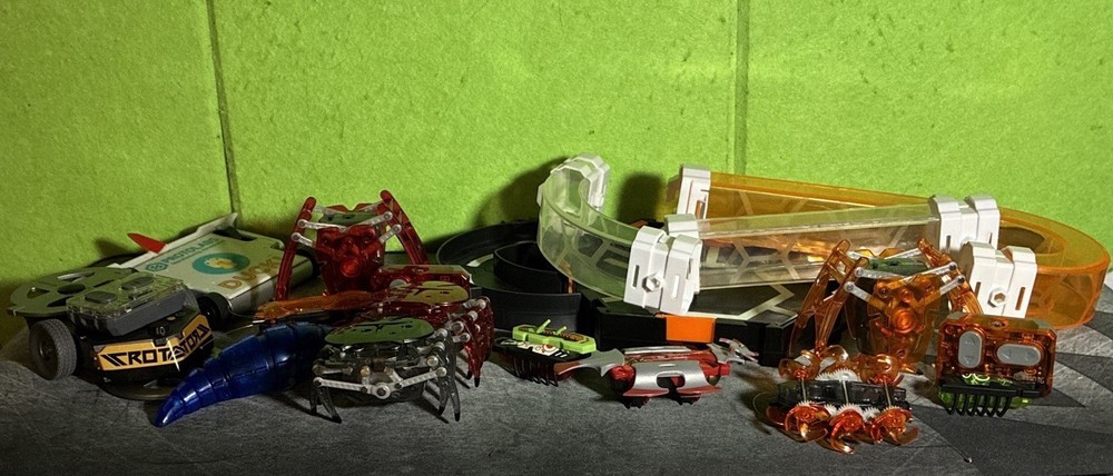 MASSIVE HEXBUG LOT, 15 Different Bots Included Track, Two Warrior Bots Remotes