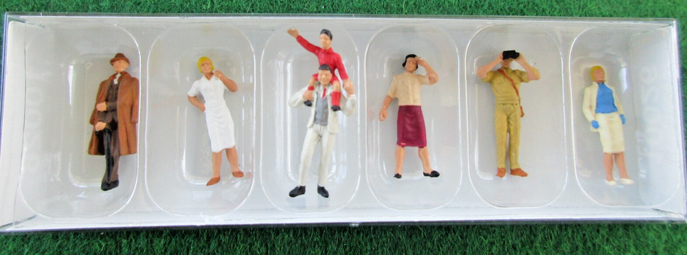 Preiser HO - Spectators Standing #10026 (NIB)