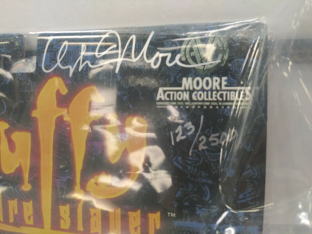 Buffy the Vampire Slayer BTVS Action Signed Moore Figure Dynamic Forces Sealed