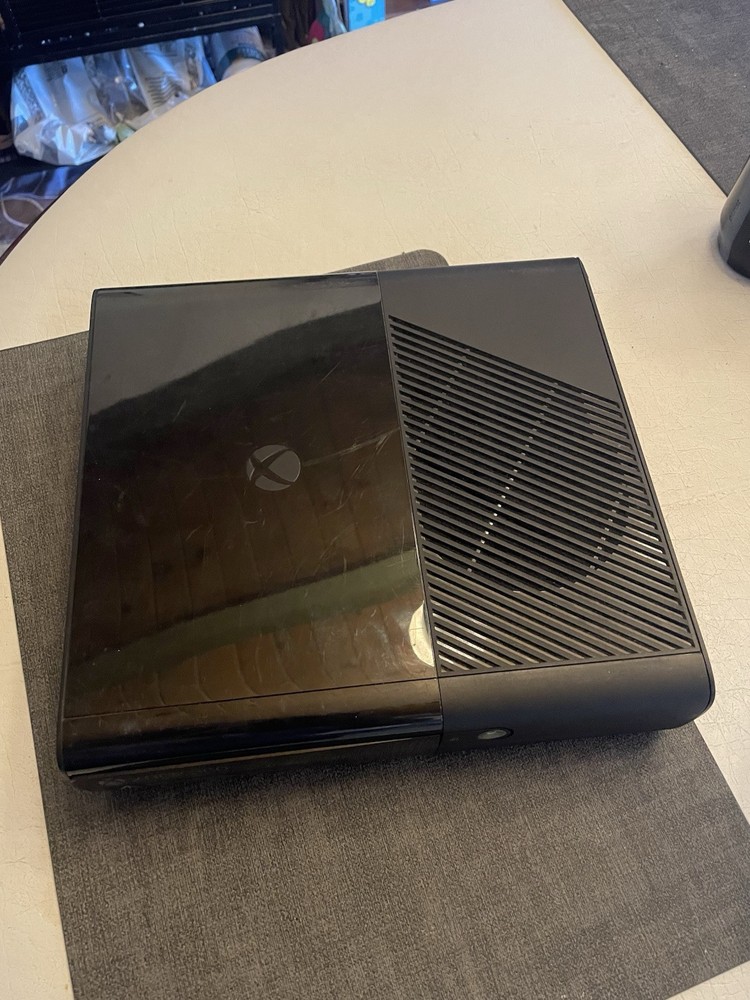 xbox 360 with two controllers Read Desc