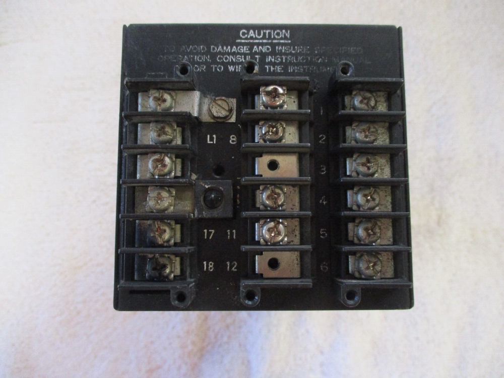 HONEYWELL TEMPERATURE CONTROLLER DC3002-0-32A-2-00-0111