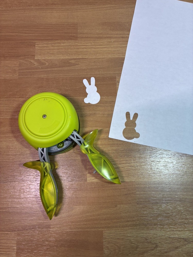 Fiskars Easy Squeeze Easter Bunny Punch 2010 USED