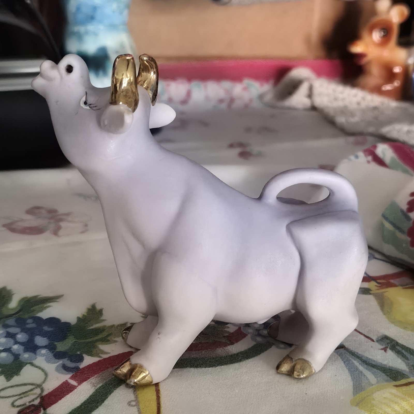 VTG Anthropormorphic Purple Cow Figurine Kissing W/ Gold Paint Figurine EUC