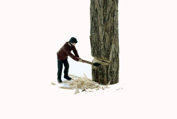 Lumberjack SWINGING with axe into tree UNDERCUTTING it Finished O scale