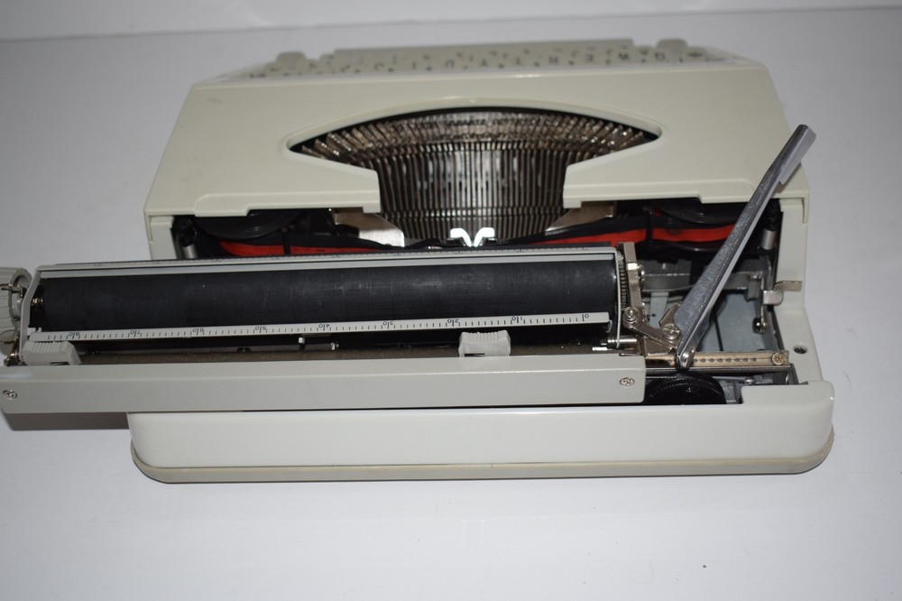 MARATHON 300 PORTABLE TYPEWRITER (HME25)