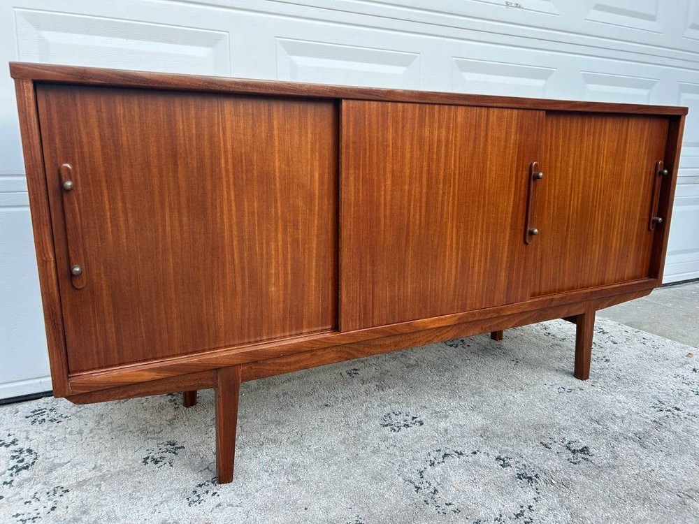 Mid Century Modern Credenza/Sideboard/Buffet