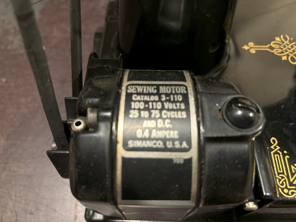 SINGER 221K Featherweight Sewing Machine