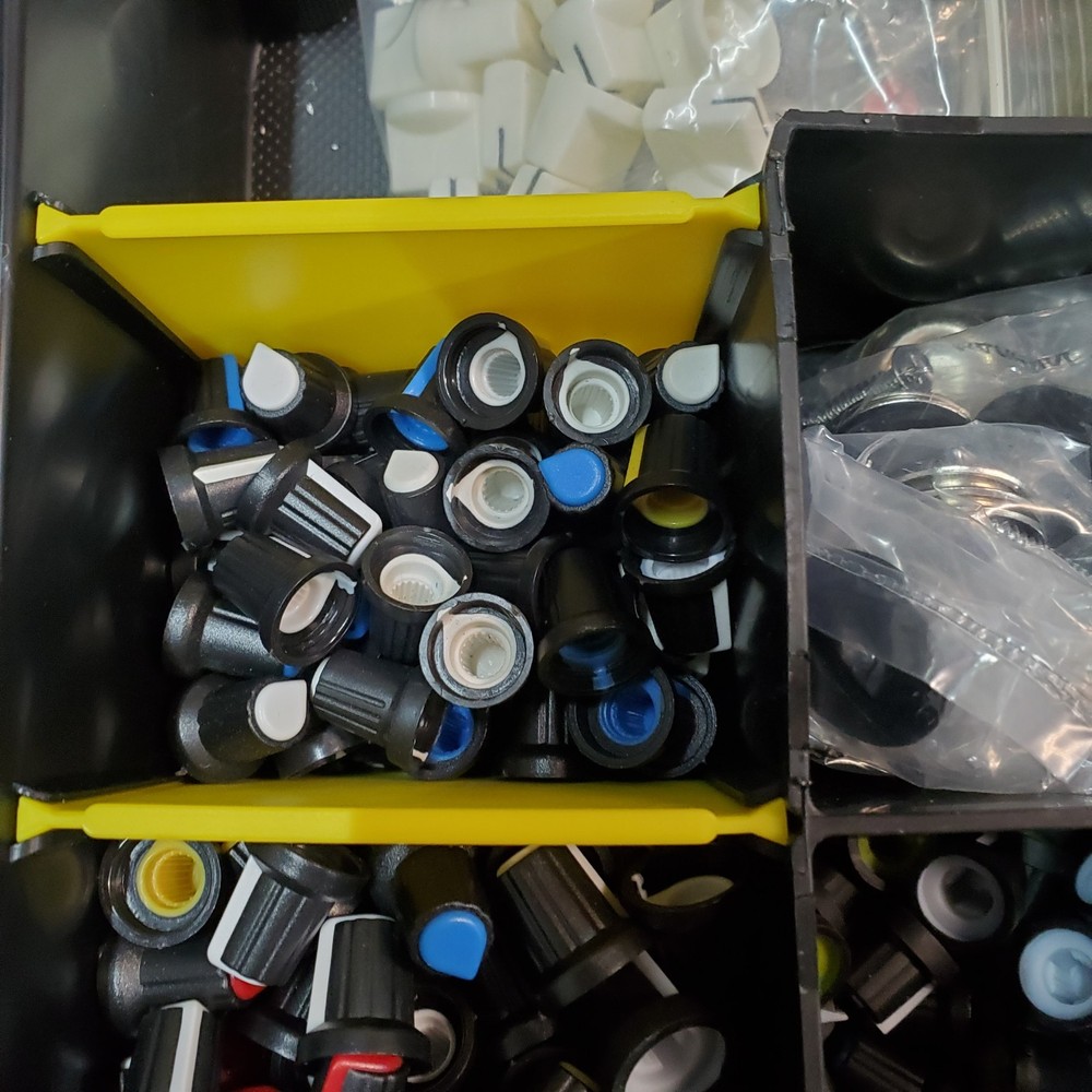 Assorted Stereo Knob Set