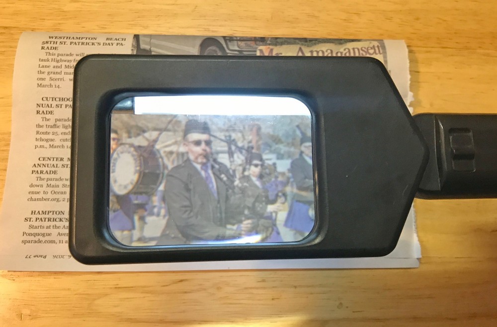 FLUORESCENT LIGHTED HAND HELD MAGNIFIER BATTERY POWERED VINTAGE