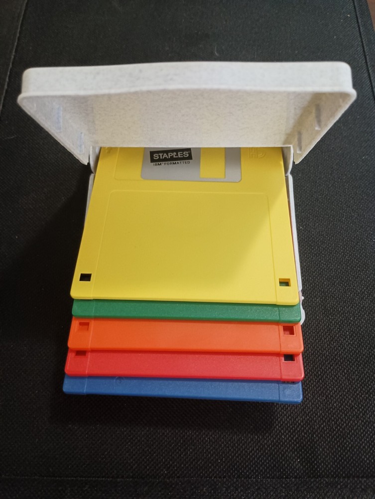 Micro Floppy Diskette 5 Disk Case (Grey) / includes 5 Staples diskettes
