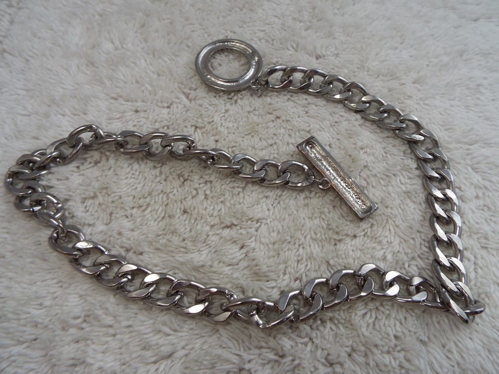 Silvertone Curb Chain Rhinestone Circle Pendant Toggle Necklace (D9)