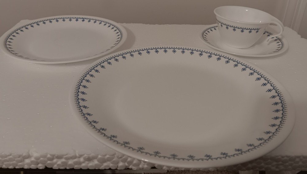 Corelle Snowflake Blue - excellent condition