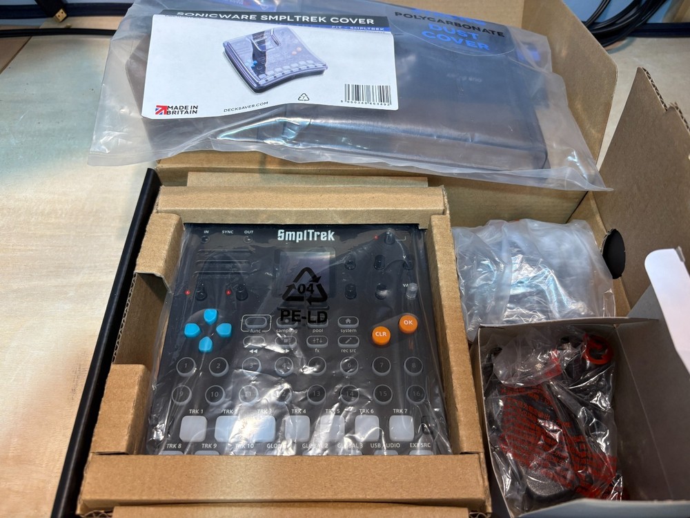 Sonicware SmplTrek Portable Production Sampler & Decksaver