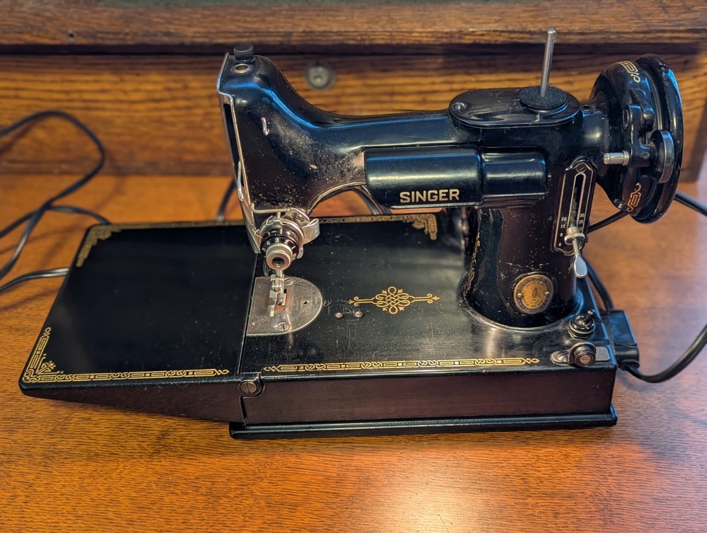 Excellent Singer 221 3-120 Featherweight Sewing machine With Box . D3