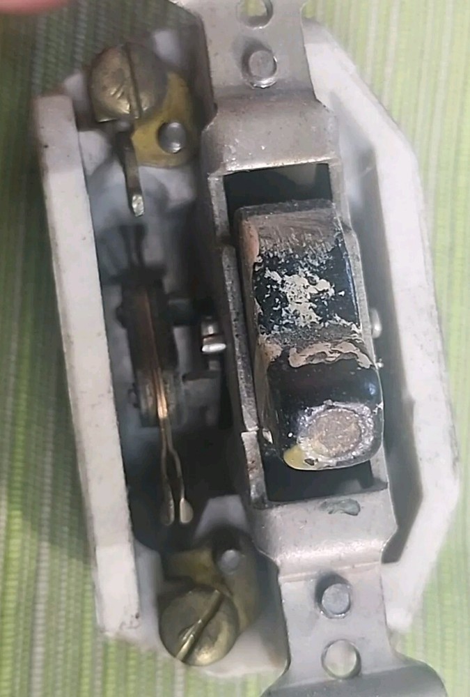 VINTAGE SINGLE POLE ON/OFF TOGGLE LIGHT SWITCH & BRASS COVER - E