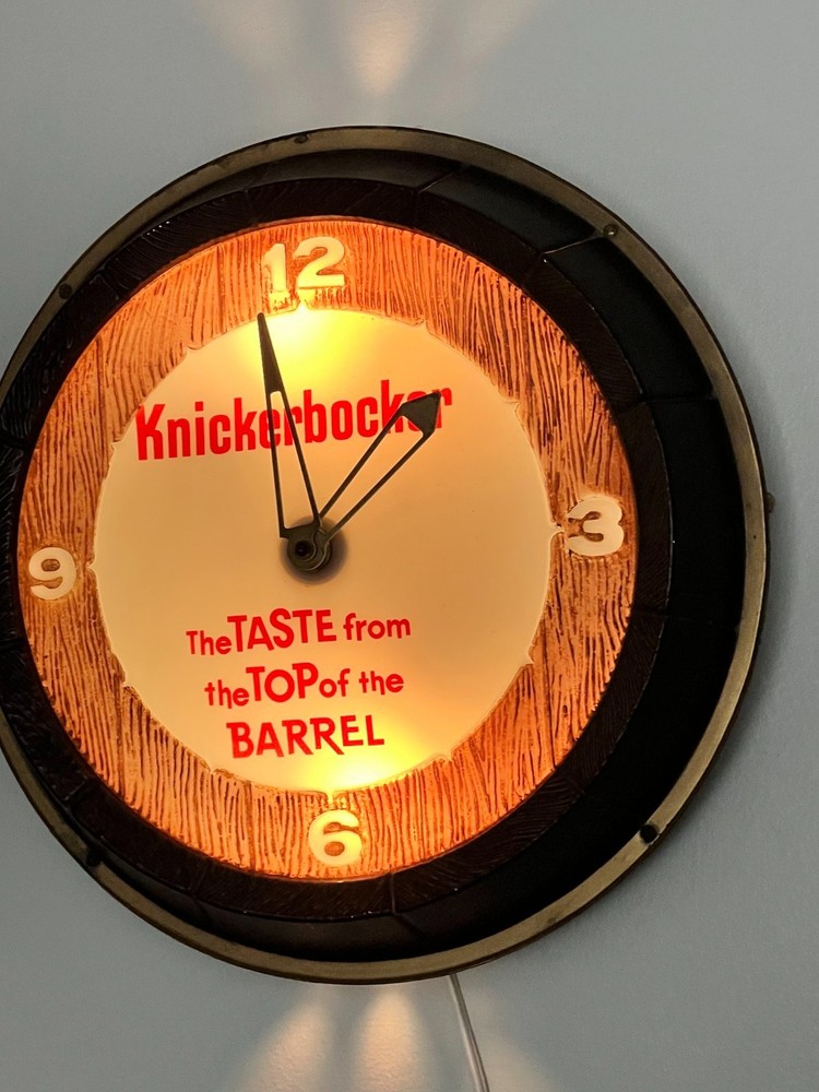 Knickerbocker Beer Lighted Clock in Great Condition!