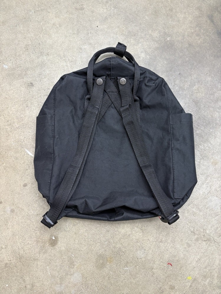 Fjällräven Kanken Black Backpack Adjustable Strap Lightweight Pockets