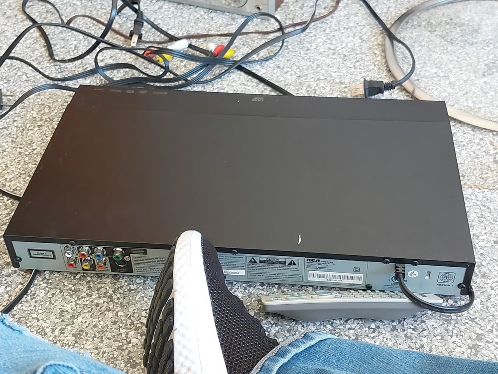 RCA DVD Video / CD / CD Player DRC233 Bundled With Remote